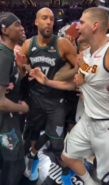 hth GAMES平台-近距离体验NBA球员冲突压迫感！约基奇这体型也就戈贝尔敢劝架了